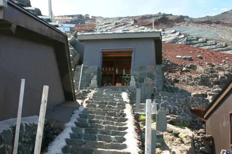 元祖室の横にある食行身禄を祀った烏帽子岩神社