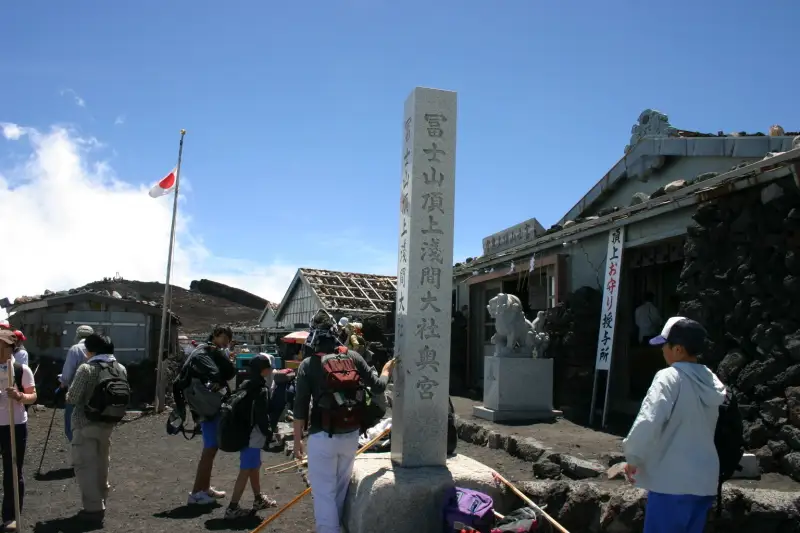 急坂を登り切り、富士山頂に到着。疲れも吹き飛ぶ感動の瞬間
