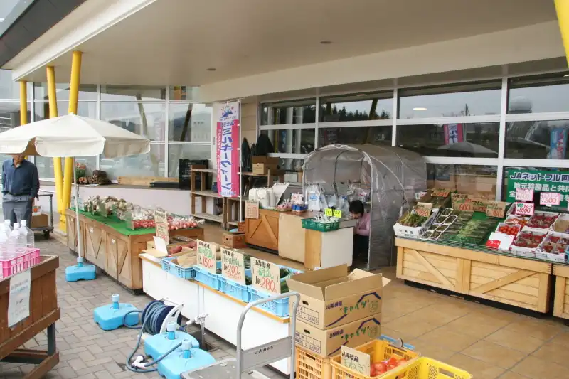 地元の野菜や果物が並ぶ物産直売コーナー