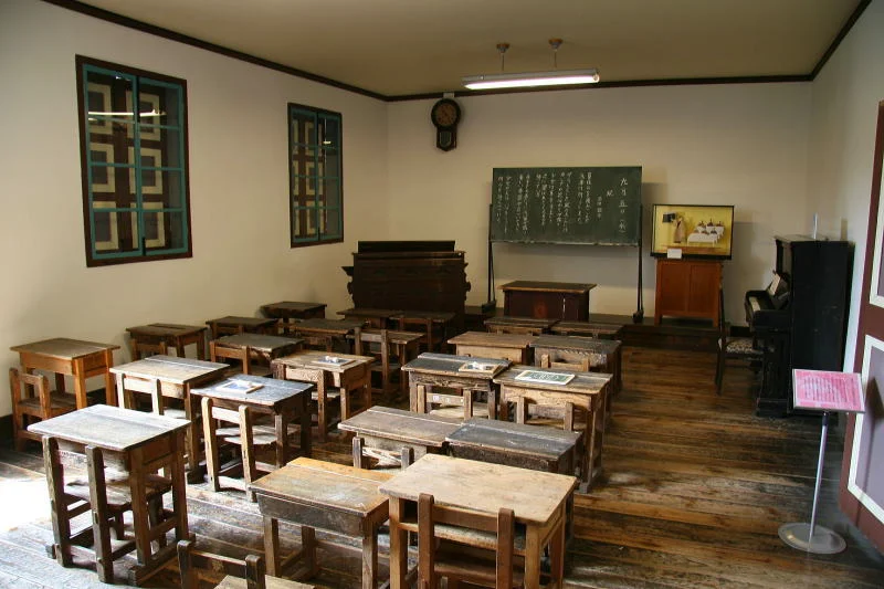 小さい机と椅子が置かれていて当時の教室を再現