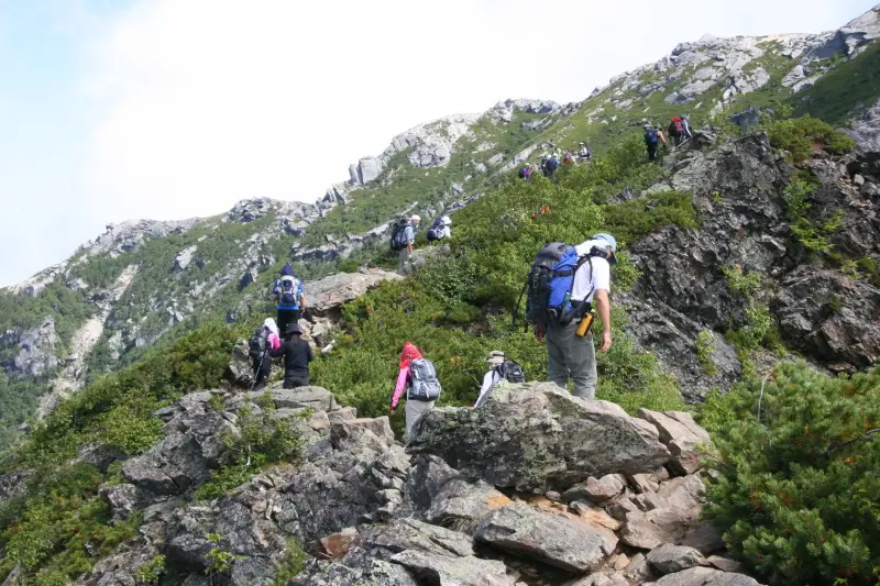 駒津峰からは景色が一変、甲斐駒ヶ岳を象徴する岩場