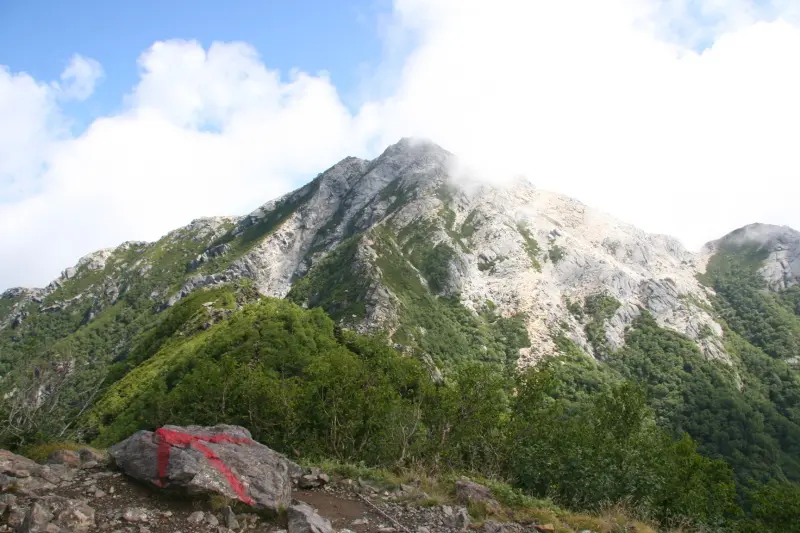 岩が露出している甲斐駒ヶ岳