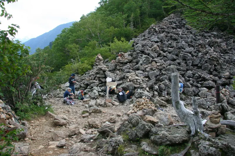 そして、たくさんの岩が積み重なる仙水峠に到着