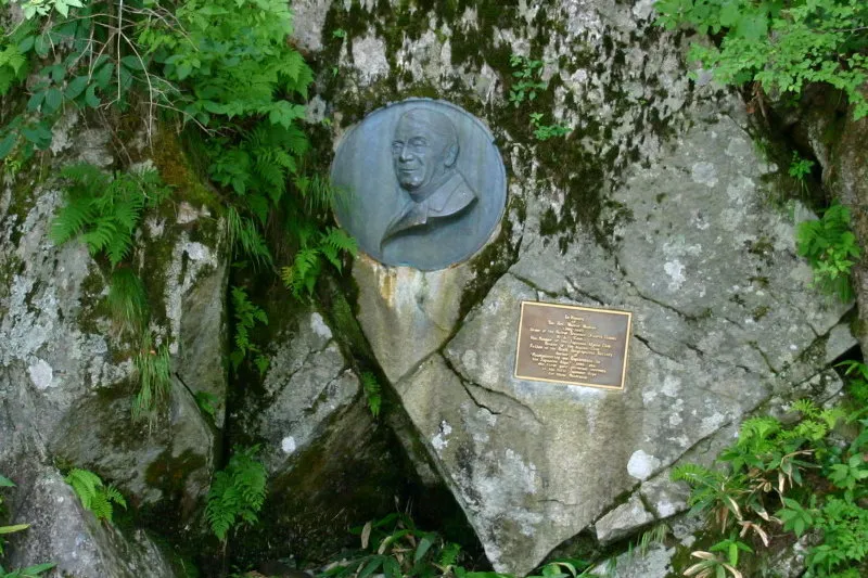 道路脇の岩に刻まれているウェストン碑