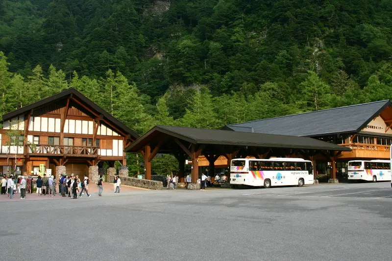 様々な観光施設が集まる上高地バスターミナル