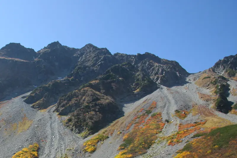 高低差は８００ｍ以上ある涸沢から見た奥穂高岳