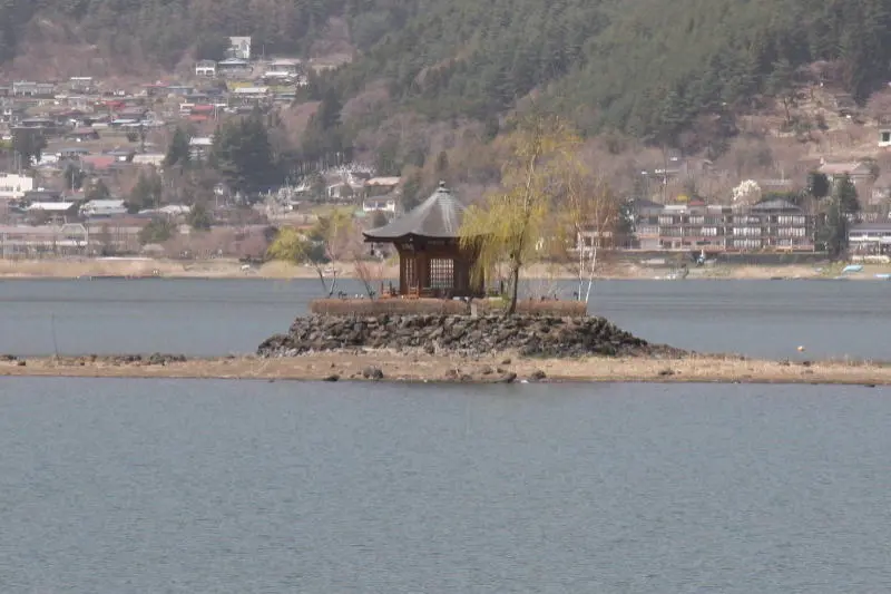 河口湖に浮かぶように建てられている六角堂