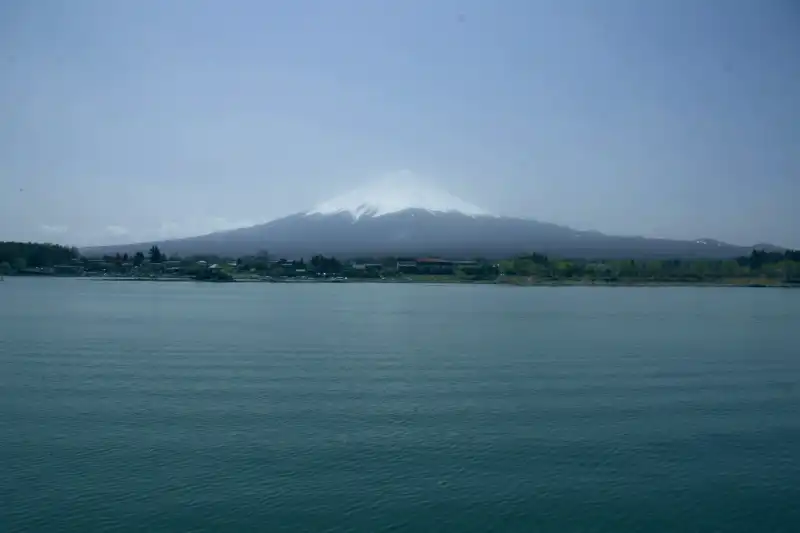 広い河口湖が広がり、その先に見える富士山