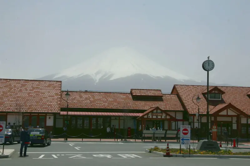 駅舎の後ろに富士山が望める河口湖駅