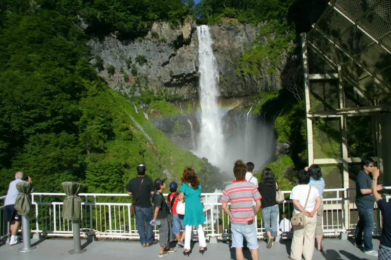 人気観光スポットとなっている華厳の滝