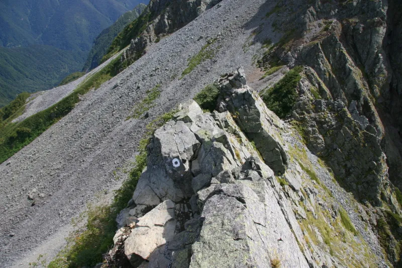 鎖場や垂直の岩場が連続し、難易度の高い登山ルート