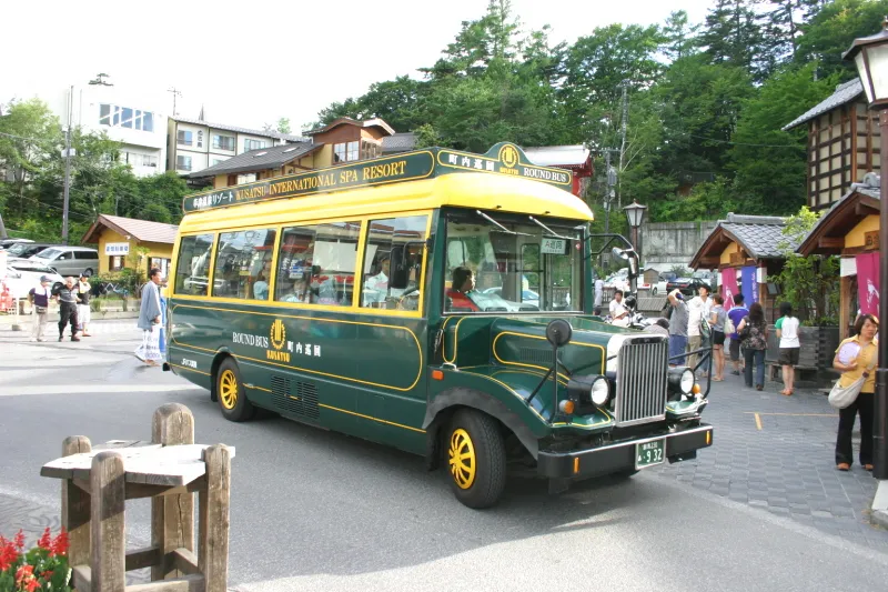 レトロなバスで草津温泉を巡回するワンコインバス
