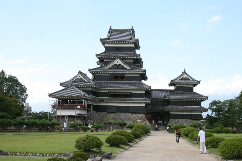 天守閣を含む５つの建造物が国宝に指定されている松本城