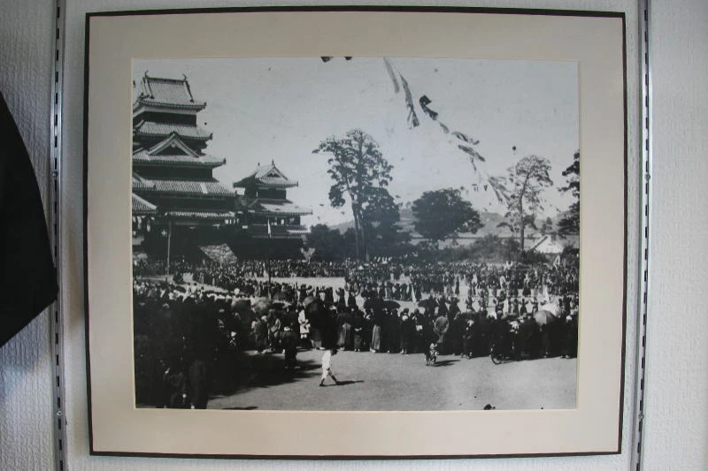 １９１３年に開かれた松本城での運動会の様子を伝える写真
