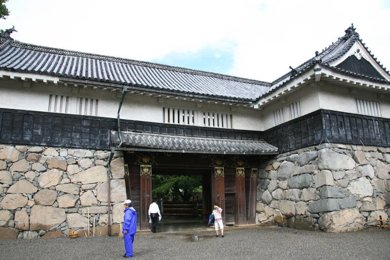 松本城天守閣への正門となり、忠実に復元されている黒門