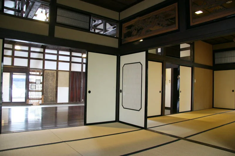 畳座敷、板の間、土間などがある日本家屋