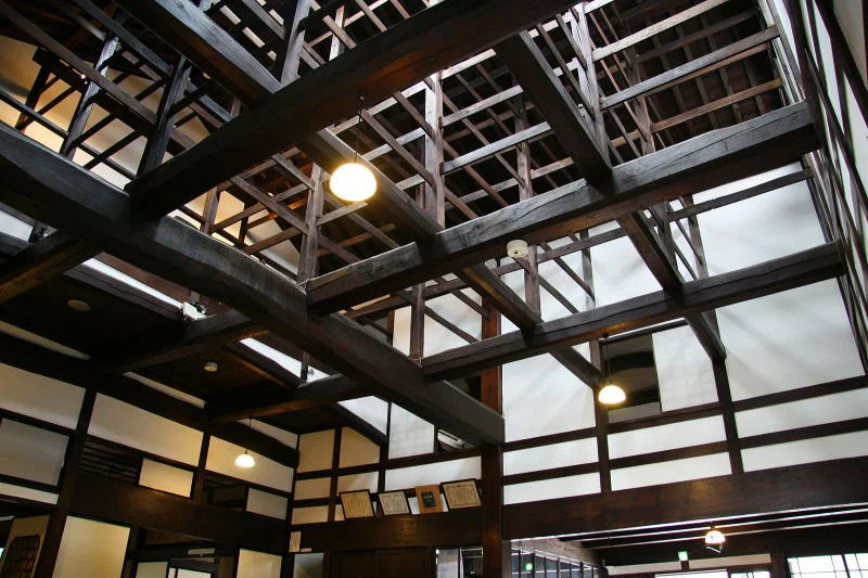 天井に張り巡らされた吹抜の梁など特徴的な建築様式が必見