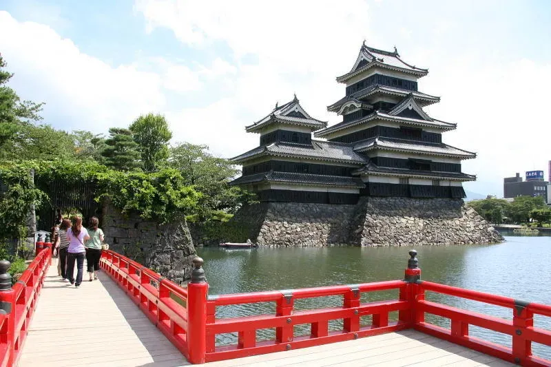 撮影スポットになっている松本城天守閣に架かる「埋の橋」