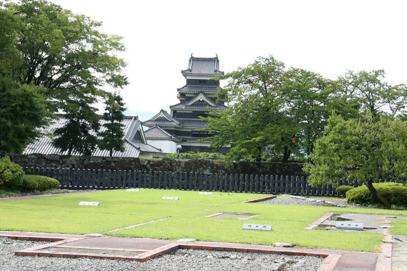 地面に当時の部屋が書かれた松本城・二の丸御殿跡