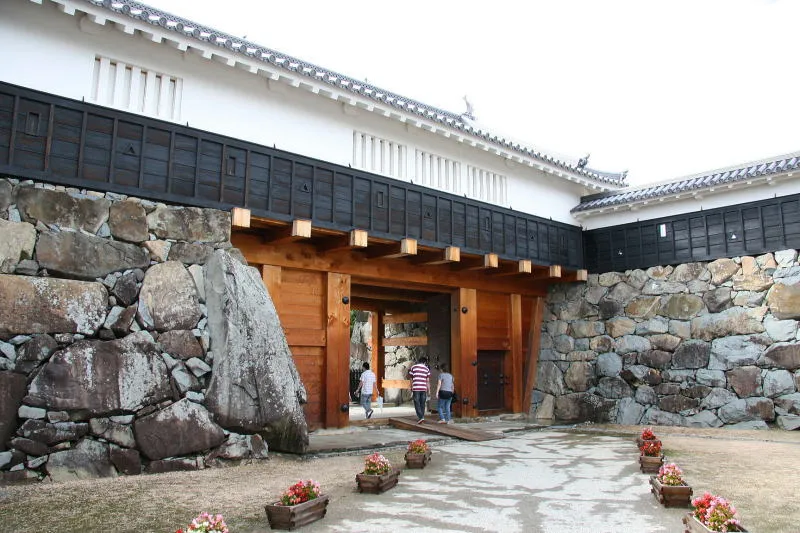 １９９９年に復元された松本城の大鼓門枡形
