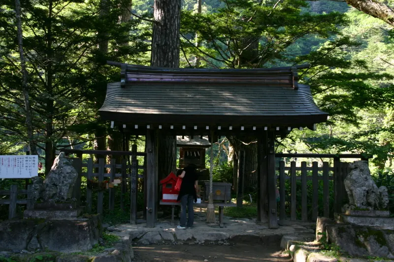 明神池に祀られている日本アルプスの鎮守・穂高神社奥宮