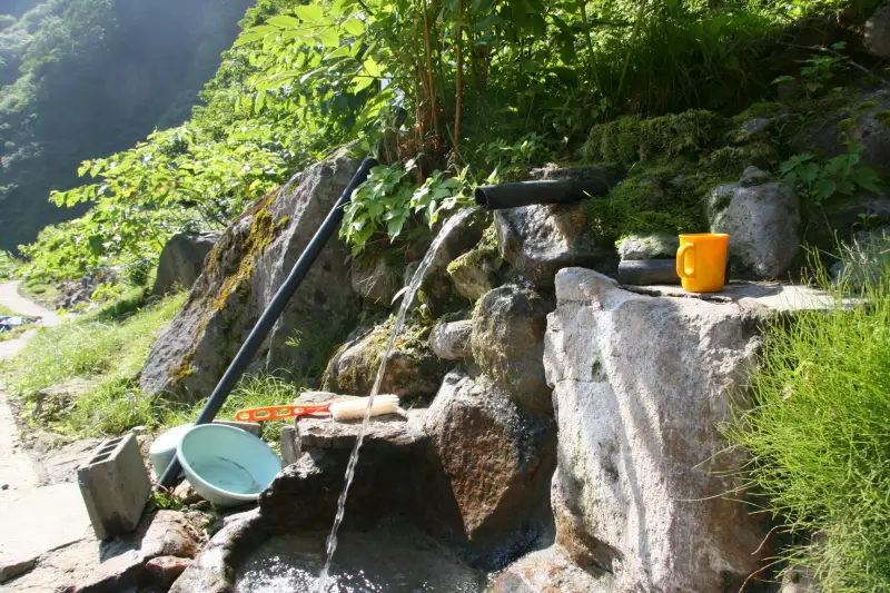 赤倉温泉の源泉に到着。湧水も出ていてうれしい水場