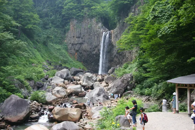 妙高高原の観光名所となっている苗名滝