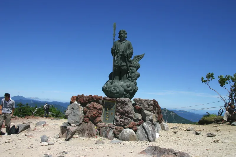 広い山頂スペースに立てられている二荒山大神御神像