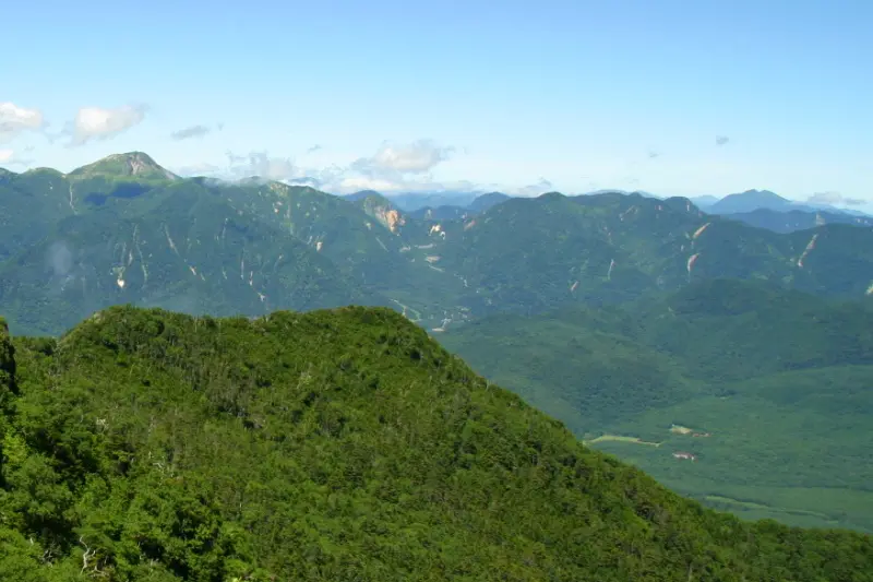 北西方向の景色。白根山（左端）と燧ヶ岳（右端）