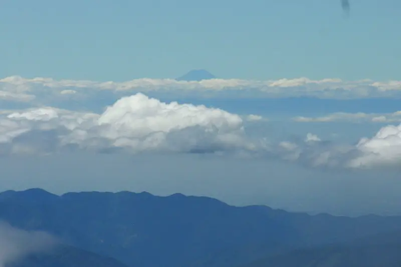 距離にして１７０ｋｍ、雲の上に顔をのぞかせる富士山
