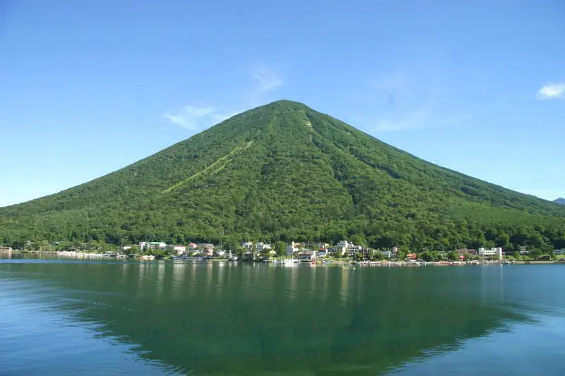 中禅寺湖から眺める男体山