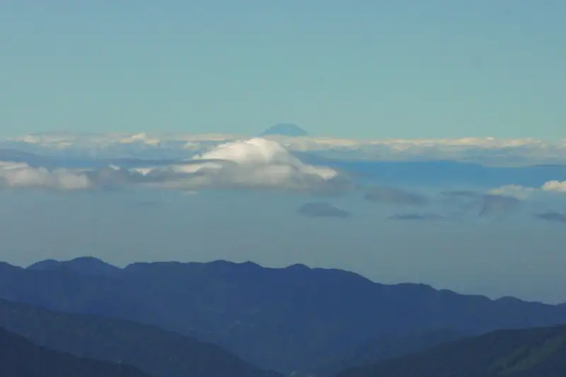 雲の上から少し顔をのぞかせていた富士山