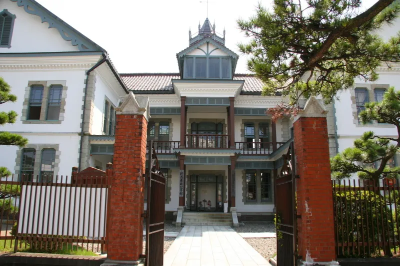 洋風を取り入れた歴史的建造物の新潟県政記念館
