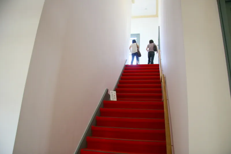 音が共鳴する「鳴り天井」が聴ける１階と２階をつなぐ階段