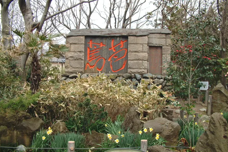 １６８９年に松尾芭蕉が訪れたことから、石室が立てられている芭蕉堂
