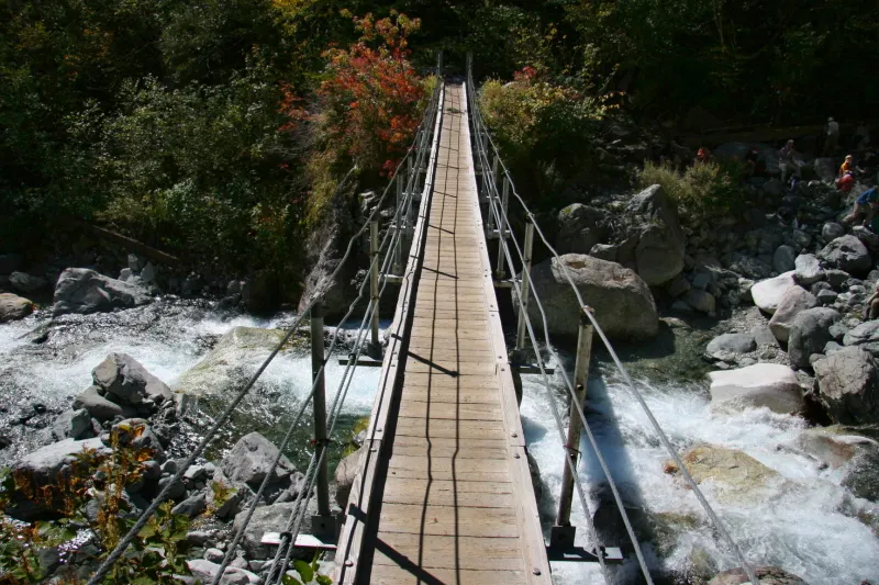 標高は１７８０ｍに位置し、小さな吊り橋が架かる本谷橋