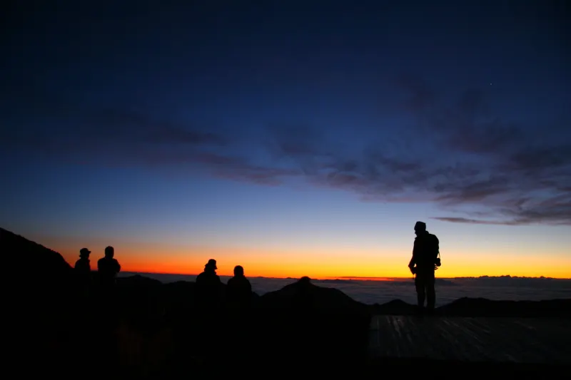 早朝５時過ぎ、穂高岳山荘の前で日の出を待つ姿