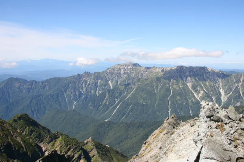 西方向に見える標高２８９８ｍの笠ヶ岳