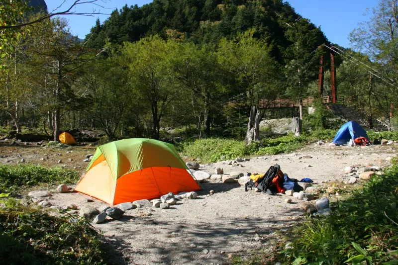 １００張ほどテント設営が可能な横尾キャンプ場