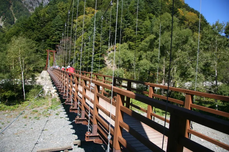 横尾のシンボルにもなっている梓川に架かる吊り橋