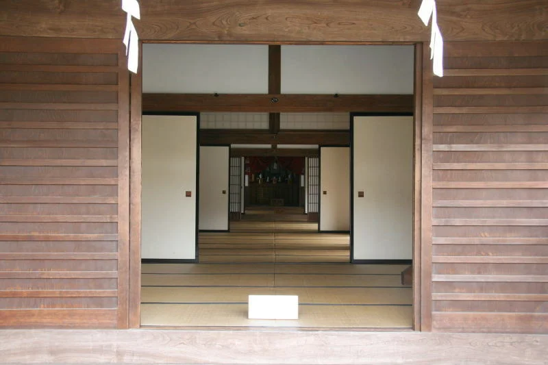 玄関から部屋が幾つも連なり一番奥の神殿まで距離のある建築様式