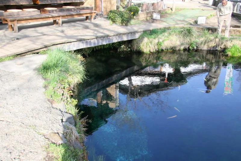 日本名水百選に選ばれた湧水はこの橋のある場所