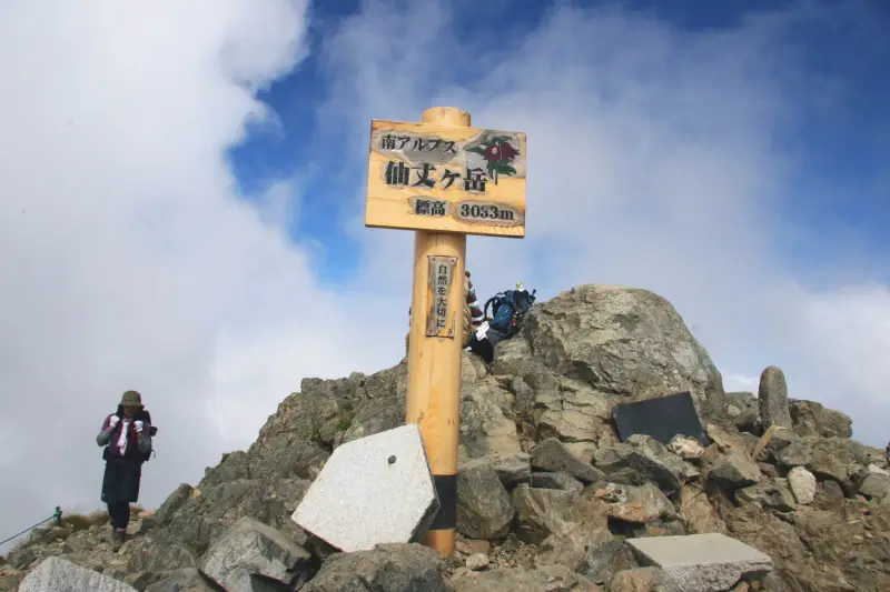 藪沢カールの尾根を進み仙丈ヶ岳山頂に到着し、登山終了