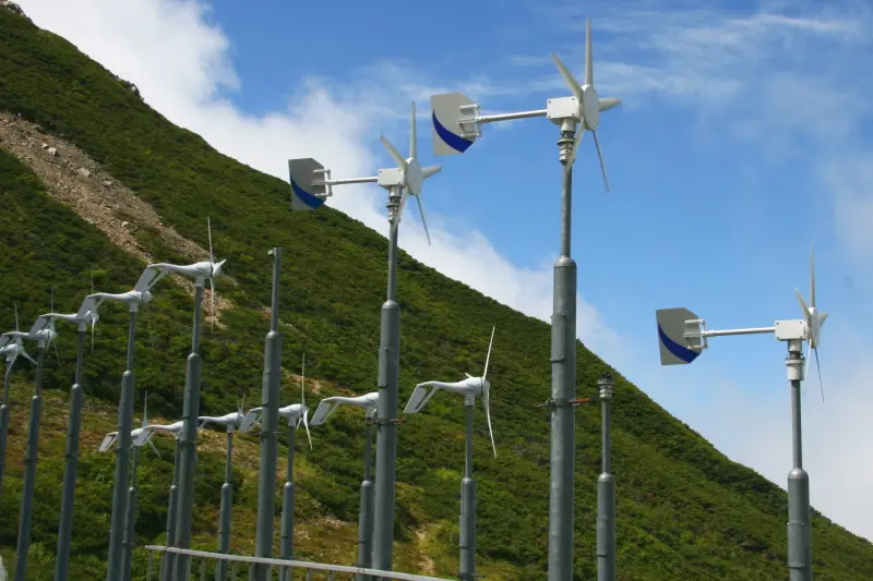 太陽光発電だけでなく、たくさん並ぶ風力発電機