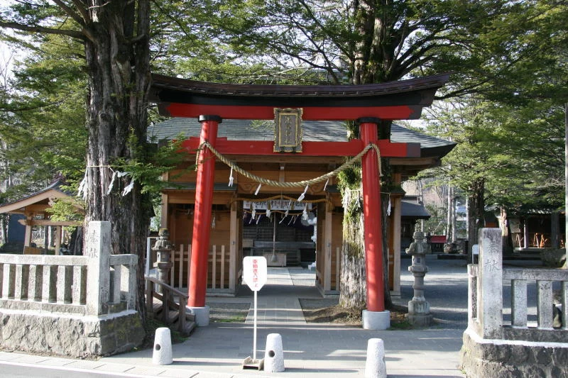 １２００年前に創建された忍草浅間神社