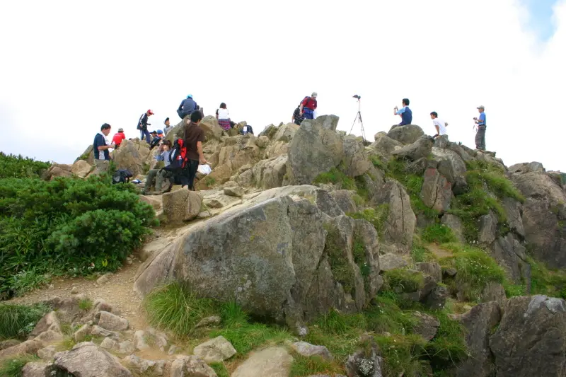 岩が露出し、広いスペースのある至仏山の山頂