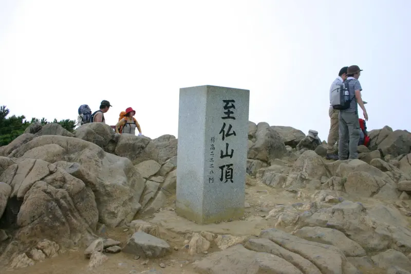 山頂の中央に建てられている至仏山頂の石碑