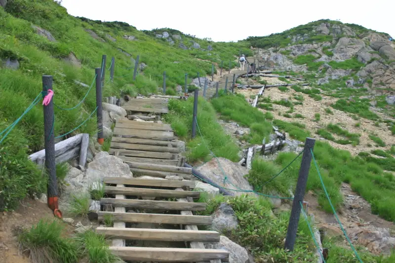 小至仏山が近づくと急階段に変貌。このコース一番の難所