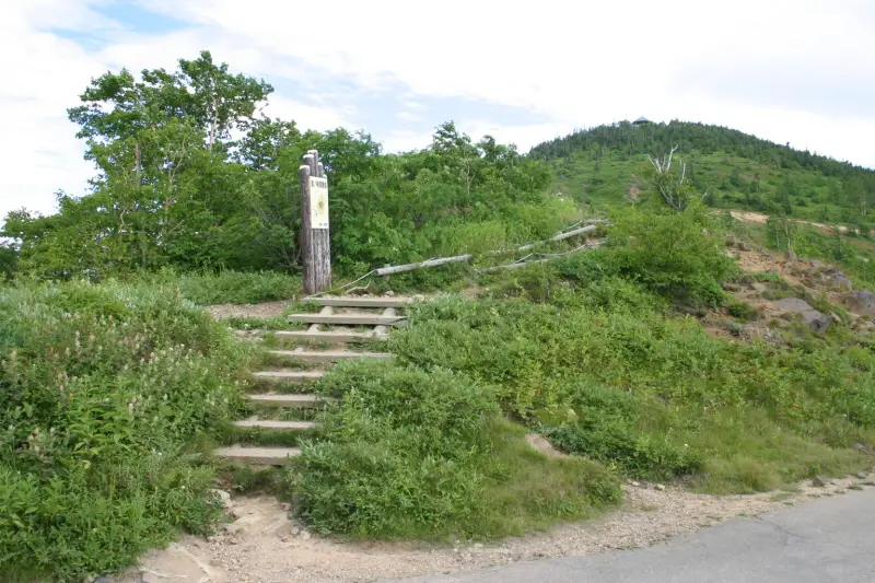 白根レストハウスにある登山口から遊歩道最高点を目指して登山開始