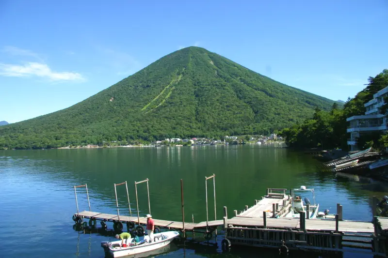 お寺の前の湖畔から眺める中禅寺湖と男体山